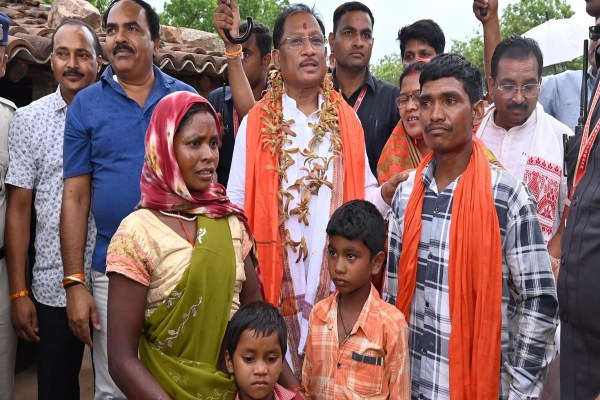 CG News: तेज हवाओं के बीच इस गांव में अचानक उतरा CM साय का हेलिकॉप्टर, देखकर उमड़ी लोगों की भीड़, किया संवाद