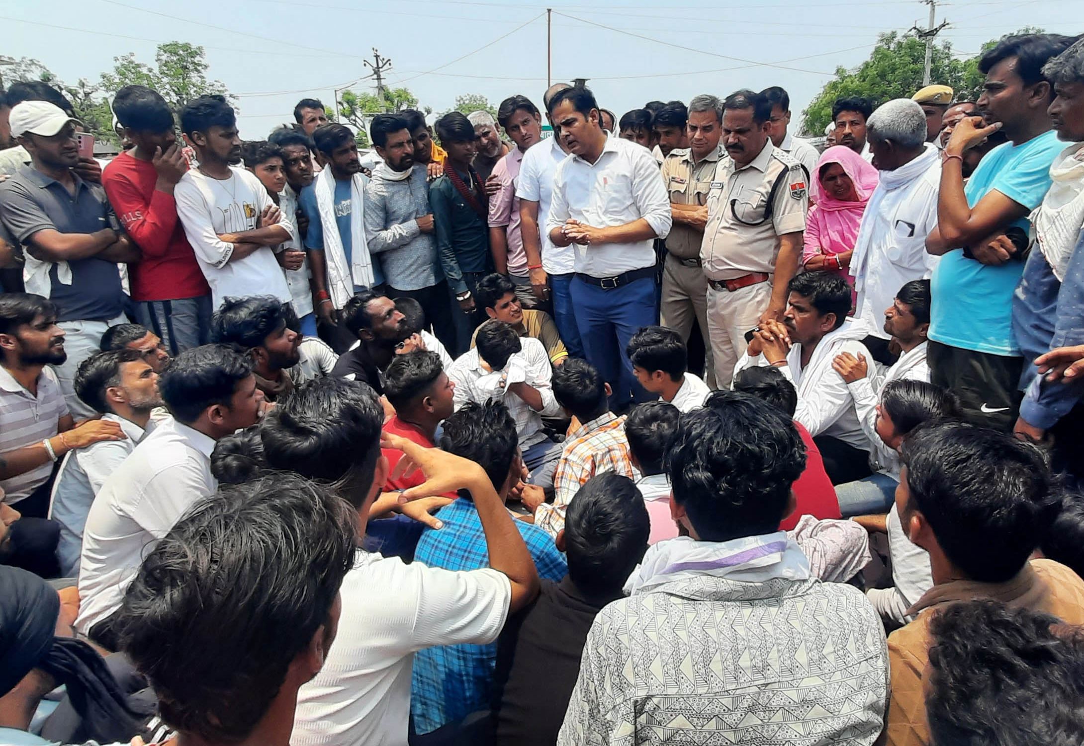 युवक का शव मिलने से सनसनी, स्टेट हाईवे पर प्रदर्शन