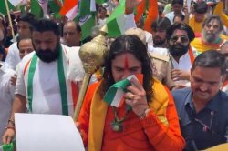 तिरंगा रैली… तिरंगे से पसीना पोंछते नजर आए भाजपा विधायक बालमुकुंदाचार्य, वीडियो
वायरल - image