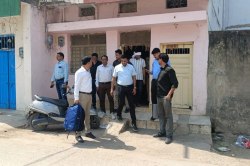 ACB-EOW raid: कारोबारी भाइयों के घर से 19 लाख नकद और कई दस्तावेज जब्त, ACB-EOW
की टीम ने मारा था छापा - image