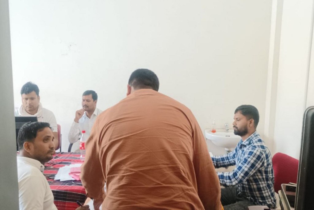 ACB raid: Video: एसीबी ने 10 हजार की रिश्वत लेते अस्पताल के लेखापाल और बाबू तो 20 हजार की घूस लेते पटवारी को किया गिरफ्तार