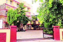 सरकार के आदेश, फिर भी फर्जी दस्तावेजों से बने लिपिक बर्खास्त नहीं, उठ रहे सवाल - image