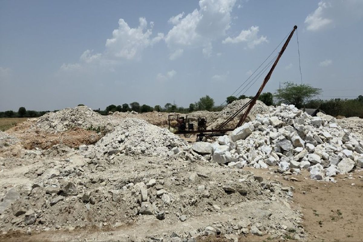 Illegal mining of quartz-feldspar on Bilanam land in Pithas