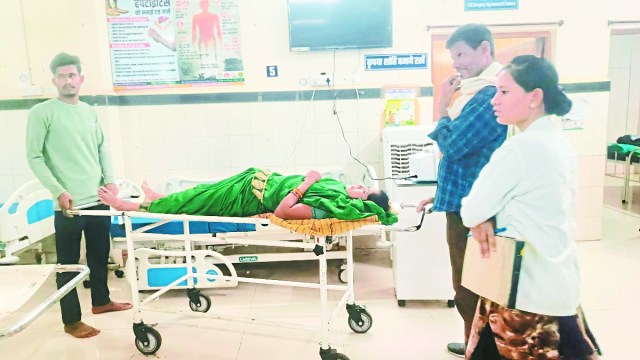 ग्राम भोइनापार में उतरा बाई 35 साल अपने गांव के सड़क में चल रही थी। उसी समय सड़क किनारे पेड़ की एक शाखा टूटकर महिला के सिर पर गिरी।