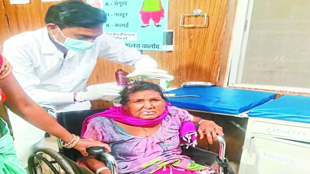घुमका में तेज हवा चलने से अंबिका बाई के घर के छत के ऊपर रखा लकड़ी का दरवाजा 66 साल की अंबिका बाई के सिर पर गिर गया।