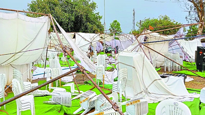 जगन्नाथपुर में कुर्मी समाज के सामाजिक कार्यक्रम के लिए लगाया गया पंडाल भी तेज हवा से गिर गया, जिससे संचालक को काफ़ी नुकसान हुआ है।