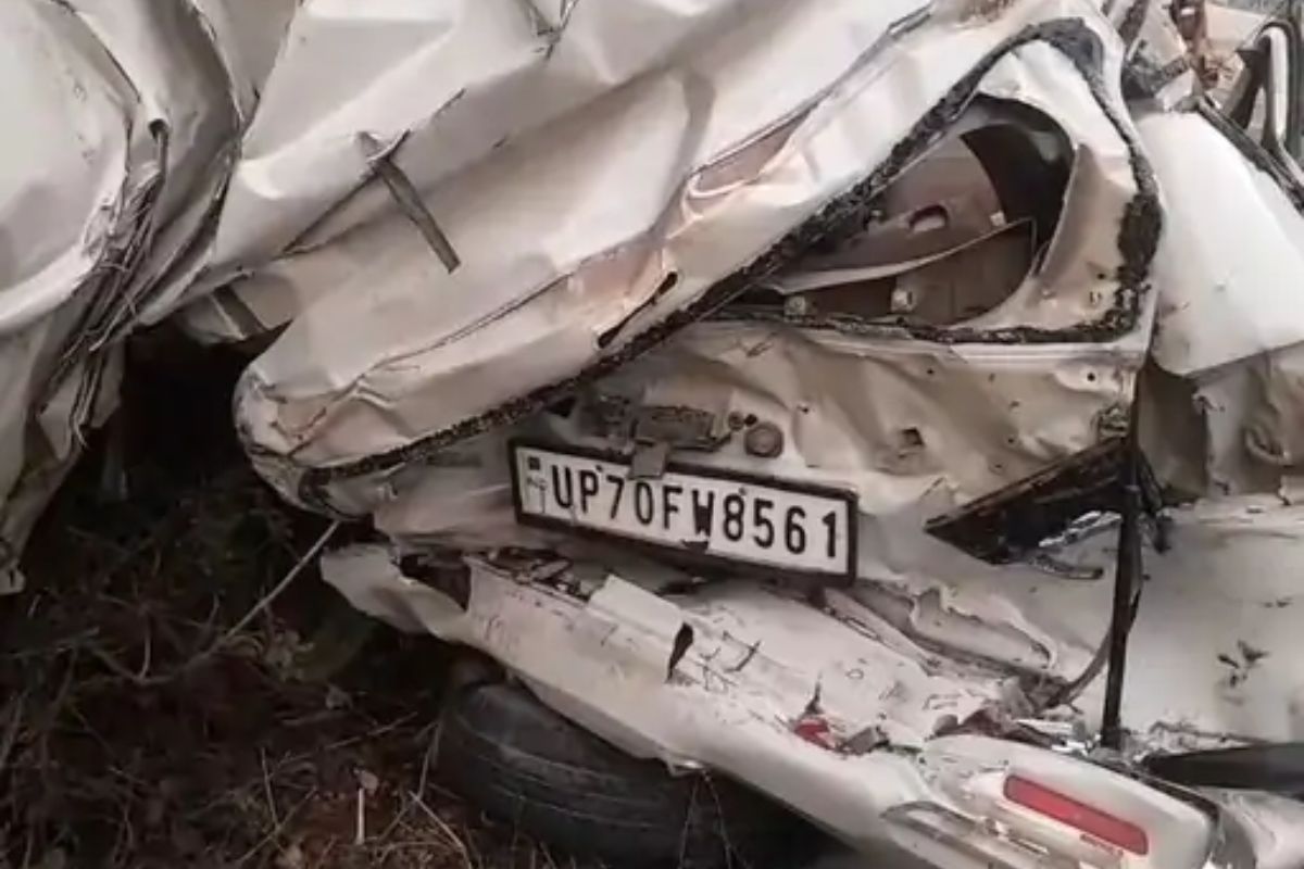 बारात से लौट रही गाड़ी भीषण हादसे का शिकार, एक ही परिवार के 5 की मौत, कई मीटर तक
घिसटी कार