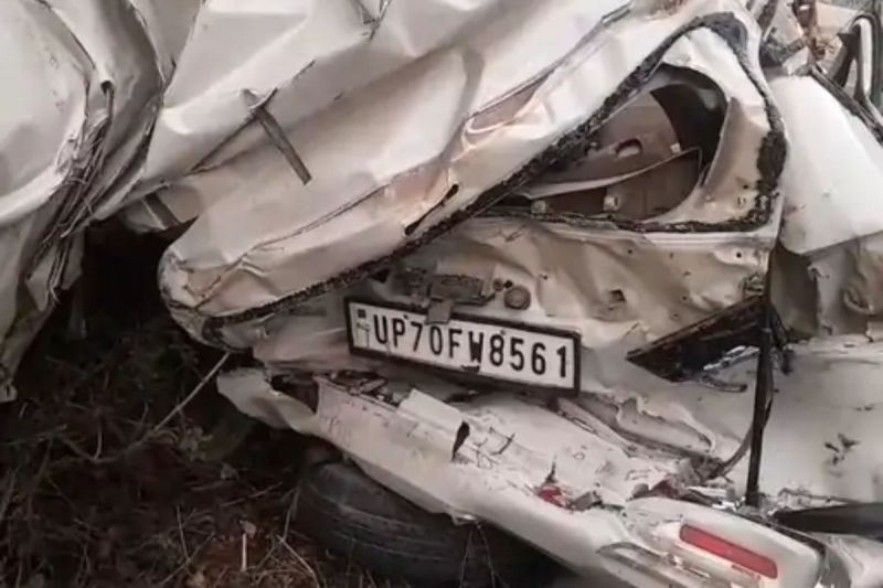 Road accident ,Car crash ,Truck collision , Balrampur, Uttar Pradesh , Family killed, Five dead