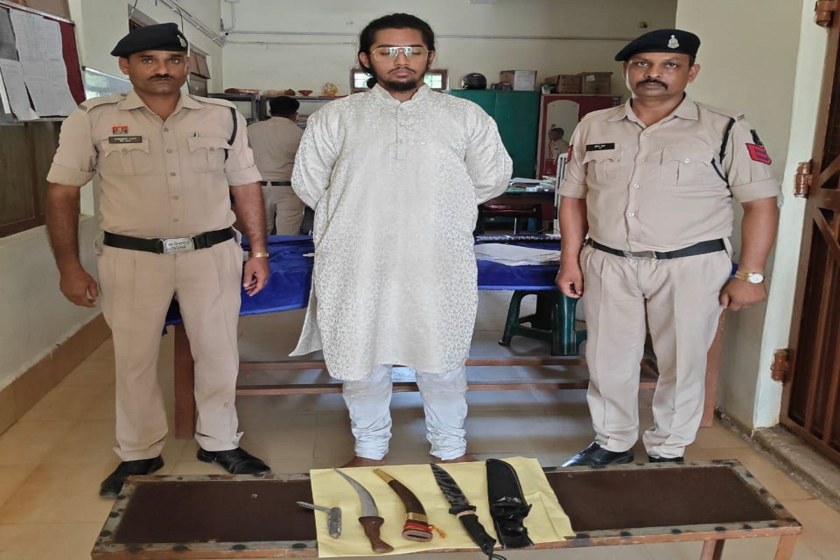 Threat to TI: खंजर और चाकू लेकर टीआई के कमरे घुसा युवक, कहा- इनसे पूछताछ मत करो,
वरना…
