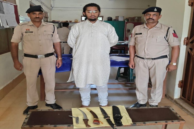 Threat to TI: खंजर और चाकू लेकर टीआई के कमरे घुसा युवक, कहा- इनसे पूछताछ मत करो, वरना…