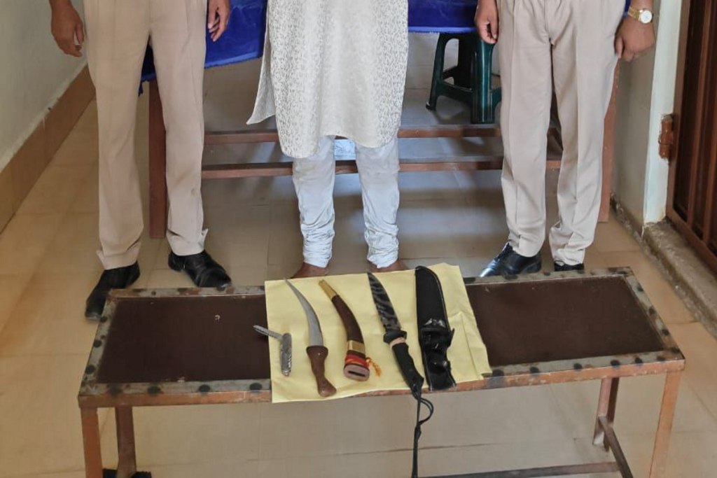 Threat to TI: खंजर और चाकू लेकर टीआई के कमरे घुसा युवक, कहा- इनसे पूछताछ मत करो, वरना…