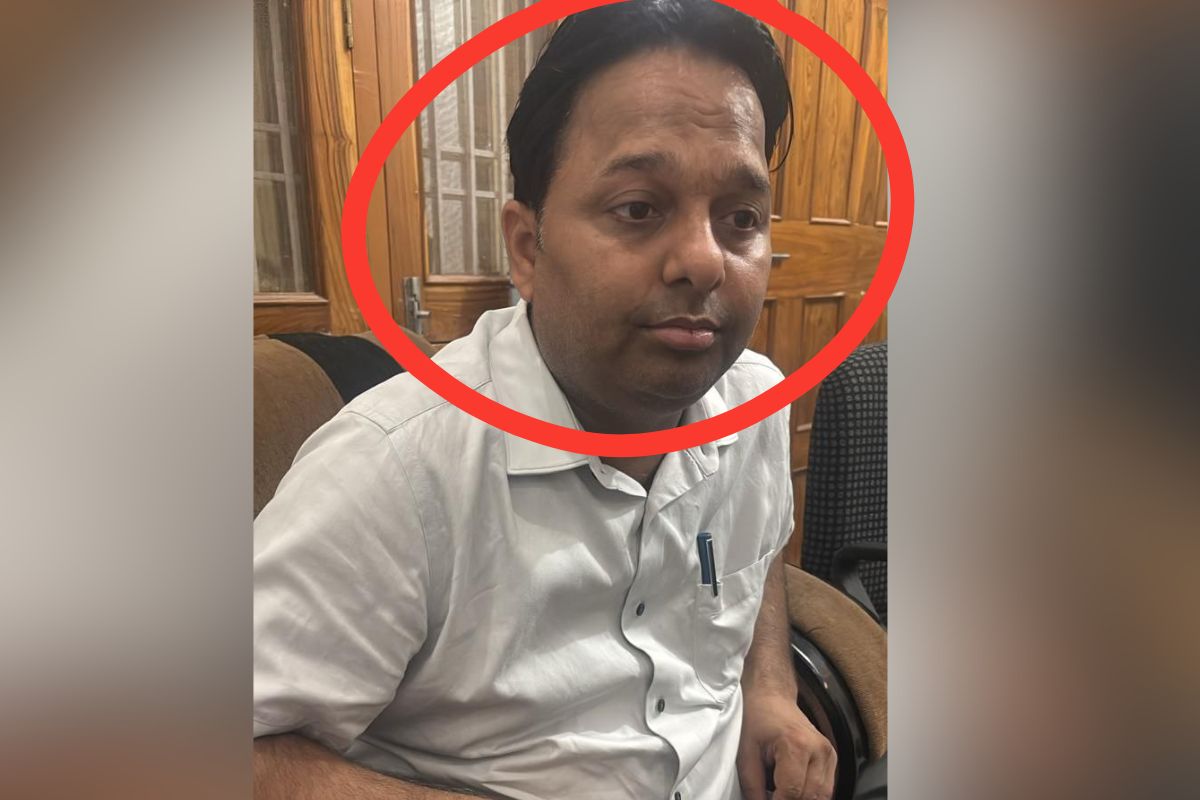 ठेकेदार से 3 लाख की रिश्वत ले रहा था PWD का इंजीनियर, ACB ने रंगे हाथ किया
गिरफ्तार