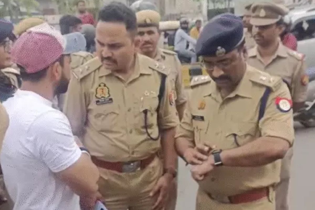 यूपी के आगरा में बड़ी वारदात, दिनदहाड़े बंदूक की नोक पर शोरूम लूटा, ज्वेलर्स के
सीने पर मारी गोली