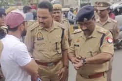 यूपी के आगरा में बड़ी वारदात, दिनदहाड़े बंदूक की नोक पर शोरूम लूटा, ज्वेलर्स के
सीने पर मारी गोली - image