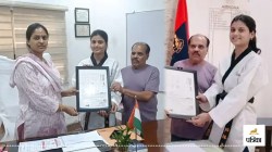 Amroha: जिले की पहली थर्ड डेन ब्लैक बेल्ट बनीं आलिया, अंतरराष्ट्रीय स्तर पर जीते
दो रजत पदक, डीएम ने किया सम्मानित - image