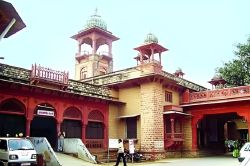 Rajasthan: अस्पताल में इलाज के दौरान युवक की मौत, परिजनों को फोन किया तो निकला
जिंदा, जानें पूरा माजरा - image