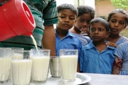 खुशखबरी: आंगनबाड़ी केन्द्रों पर सप्ताह में 5 दिन मिलेगा बच्चों को दूध, विभाग ने
की दूध की आपूर्ति - image