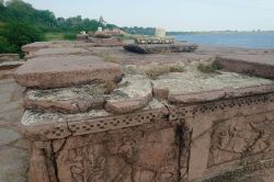 चम्बल नदी के किनारे से नष्ट हो रही कलाकृतियां - image