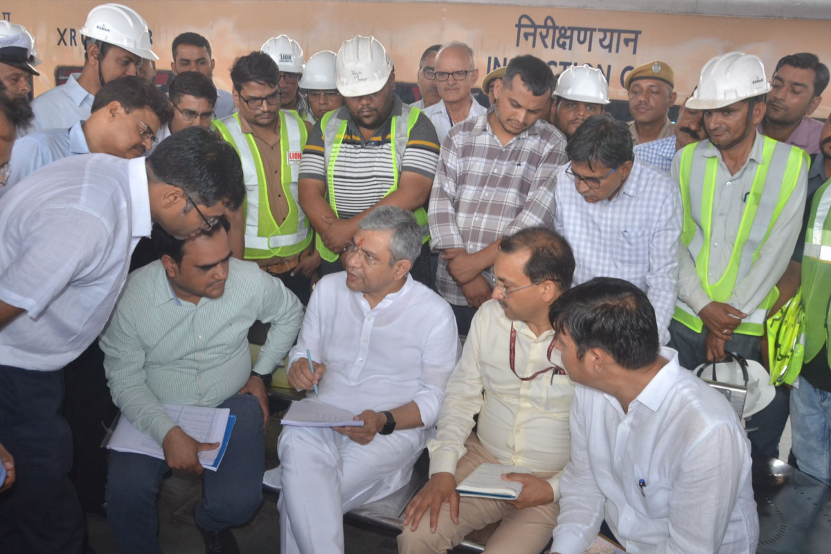 केंद्रीय रेल मंत्री ने कांग्रेस पर साधा निशाना, कहा- उन्होंने स्टेशनों को सिर्फ
रंगा, मोदी पुनर्निर्माण करवाकर बना रहे वर्ल्ड क्लास