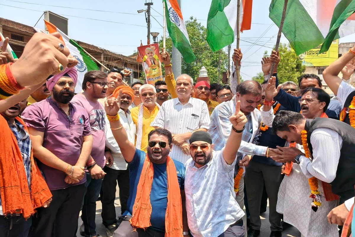 Operation Sindoor: आतंकियों का सफाया.. BJP ने की आतिशबाजी, लगे भारत माता की जय
के जयकारें