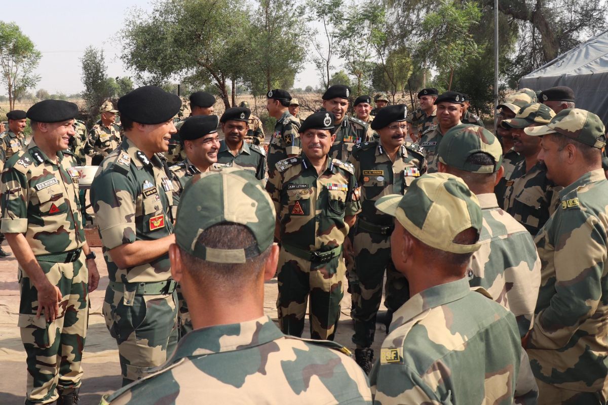 Rajasthan: भारत-पाक तनातनी के बीच बॉर्डर पर पहुंचे BSF चीफ, सीमा चौकियों को
परखा, जवानों को दिया ये मंत्र - image
