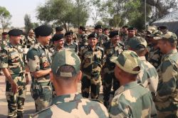 Rajasthan: भारत-पाक तनातनी के बीच बॉर्डर पर पहुंचे BSF चीफ, सीमा चौकियों को
परखा, जवानों को दिया ये मंत्र - image