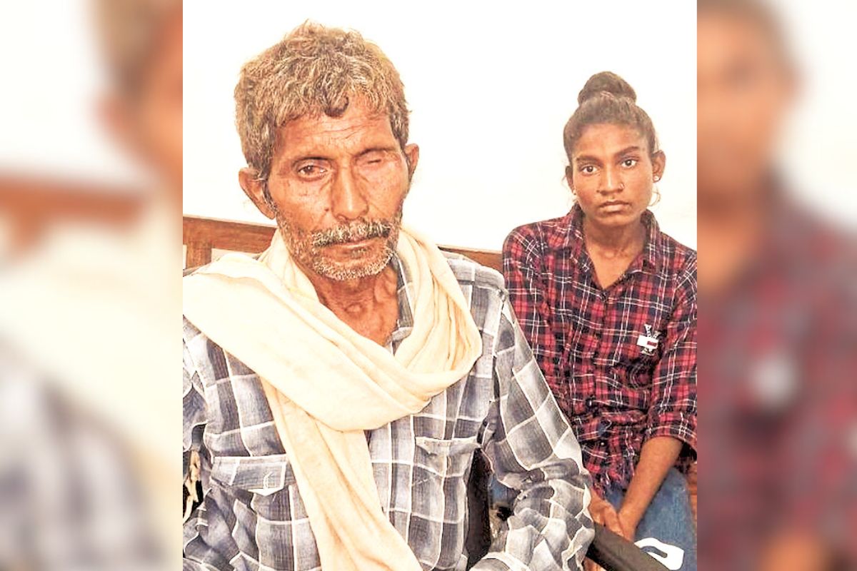 बेटा मर्डर के जुर्म में जेल में काट रहा सजा, परिजनों ने मृतक की बेटी को कुत्तों
से कटवाया, शिकायत लेकर थाने पहुंचा बुजुर्ग