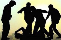 Patwari beaten: सीमांकन करने पहुंचे पटवारी की पिटाई, सुशासन तिहार में आंगनबाड़ी
की जमीन पर कब्जे का आया था आवेदन - image