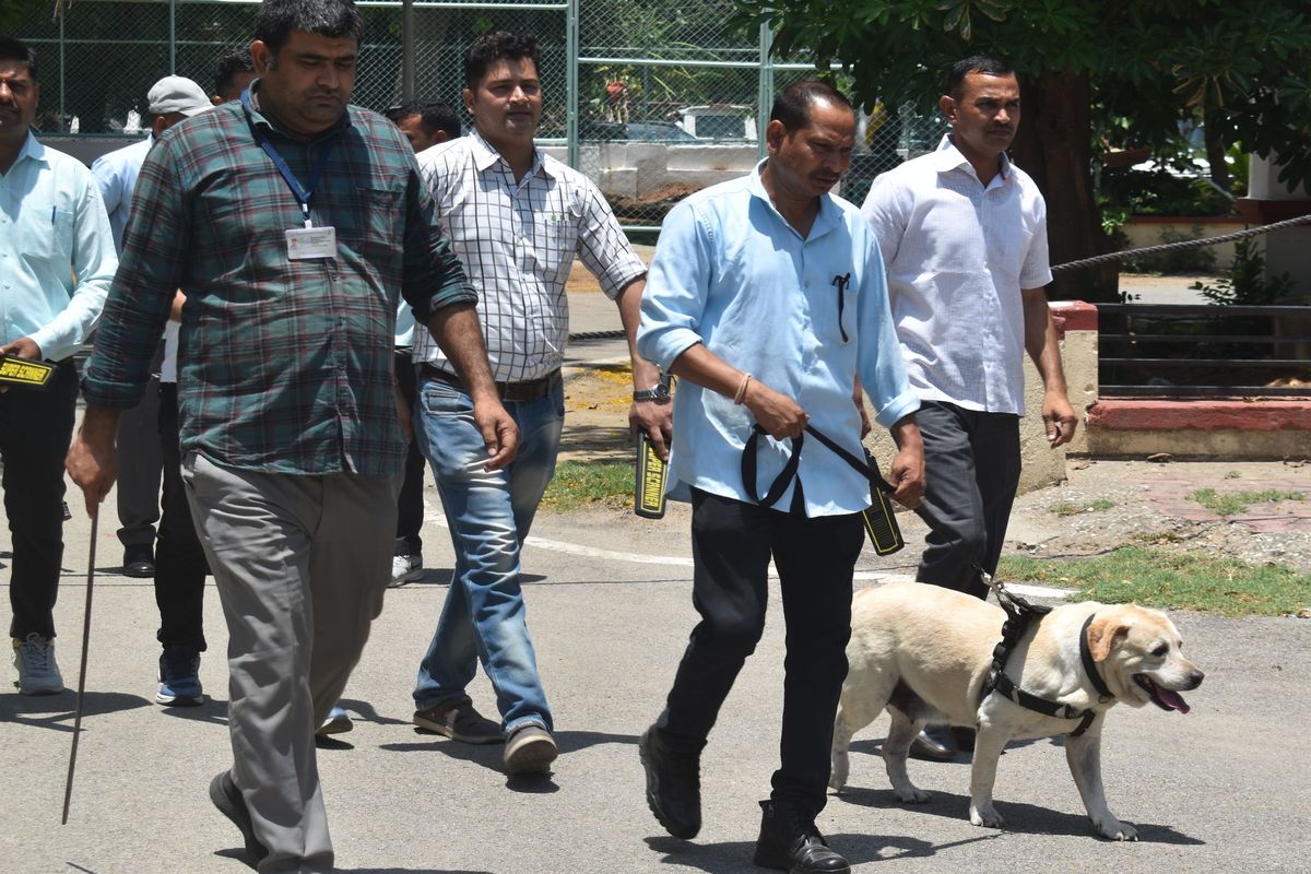 कलक्ट्रेट को बम से उड़ाने की धमकी, एटीएस व डॉग स्क्वॉड टीम ने चलाया सर्च ऑपरेशन