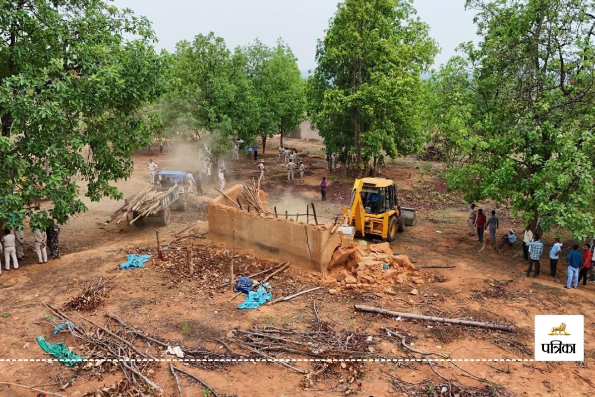 Bulldozer action: वन भूमि पर कब्जा कर बना लिए थे 11 अवैध मकान, वन विभाग ने
बुलडोजर चलाकर किया जमींदोज