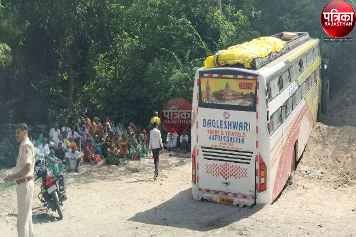 ब्रेकफेल होने से हादसा : यात्रियों से भरी बस चट्टान से टकराई, मची चीख-पुकार, बस
में सवार थे 50 से अधिक लोग