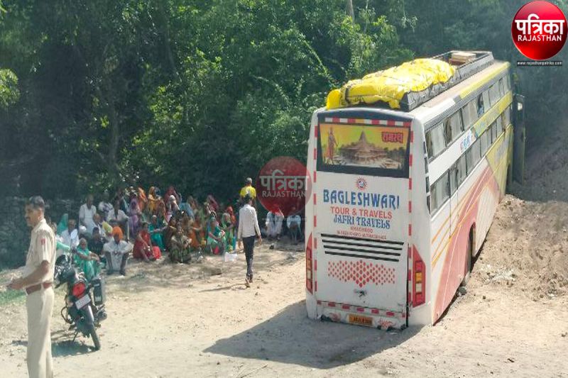 ब्रेकफेल होने से हादसा : यात्रियों से भरी बस चट्टान से टकराई, मची चीख-पुकार, बस में सवार थे 50 से अधिक लोग