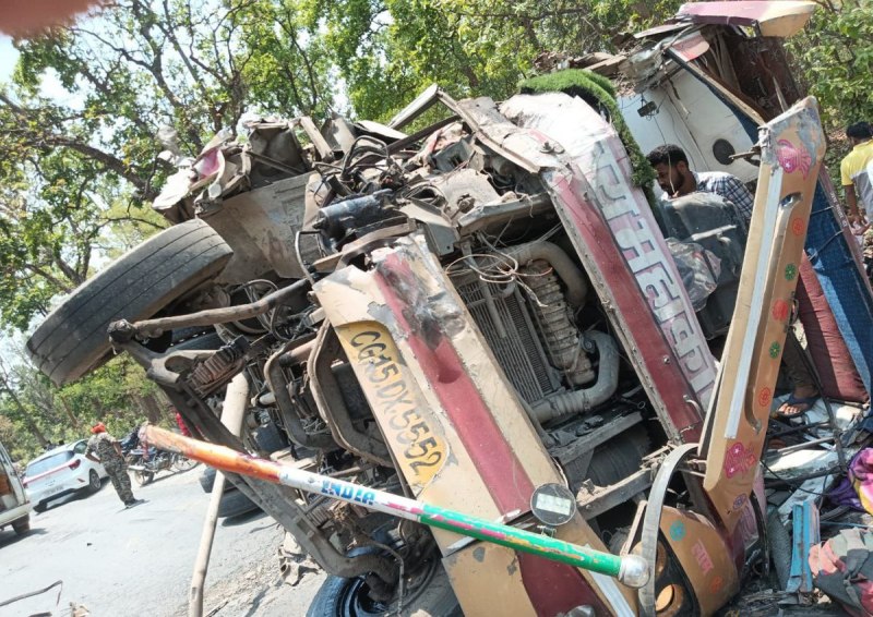 Bus-truck accident: Video: एनएच पर यात्रियों से भरी बस और ट्रक में जबरदस्त भिड़ंत, मची चीख-पुकार दर्जनभर यात्री घायल