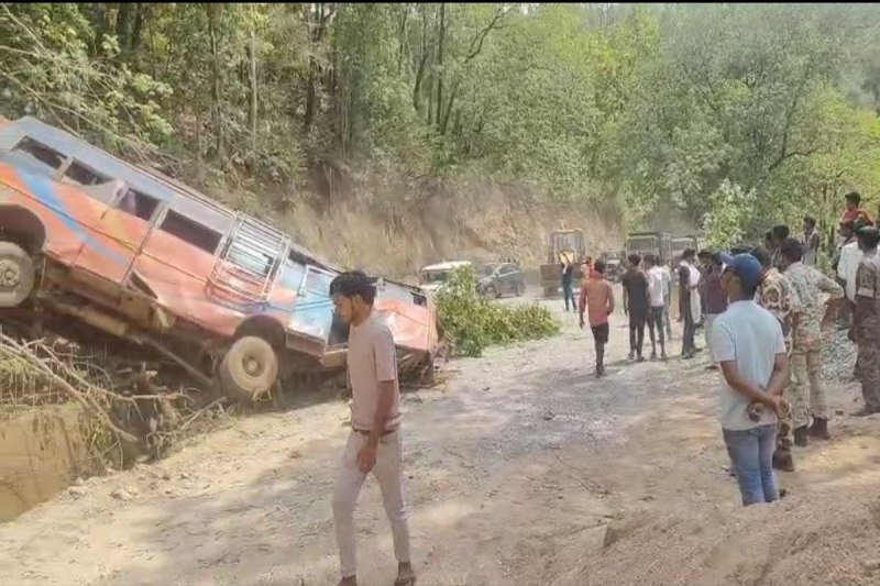 Bus accident: बस हादसे में घायल एक और ग्रामीण ने तोड़ा दम, मृतकों की संख्या बढक़र हुई 4, ड्राइवर गिरफ्तार