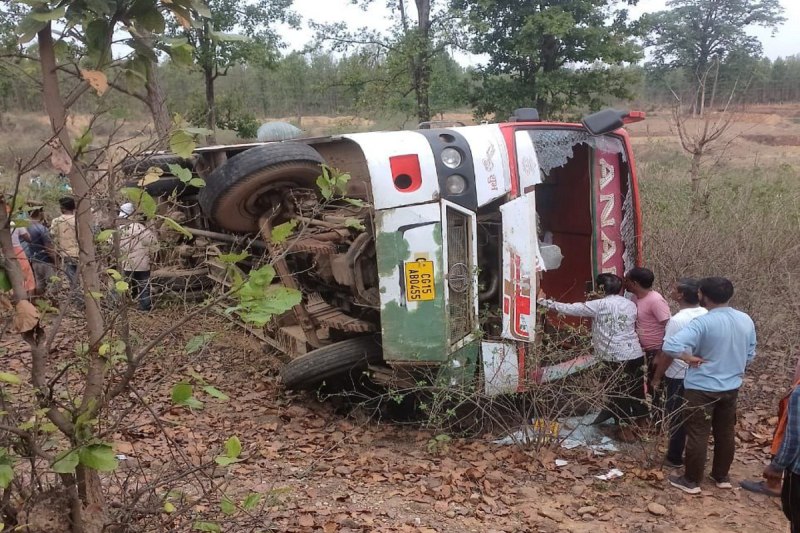 Bus accident: Video: यात्रियों से भरी बस पलटी, मच गई चीख-पुकार, आधा दर्जन घायल, दबे 2 यात्रियों को जेसीबी से निकाला गया बाहर