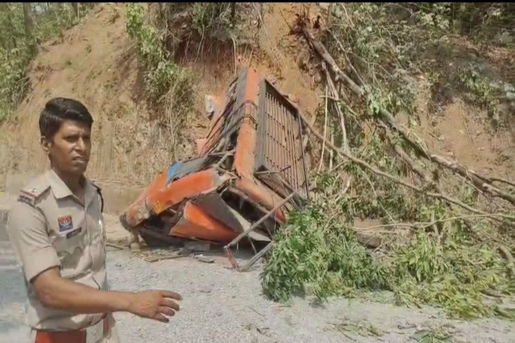 Bus accident: Video: बारातियों से भरी बस पहाड़ से पलटी, मची चीख-पुकार, 2 दर्जन लोग घायल