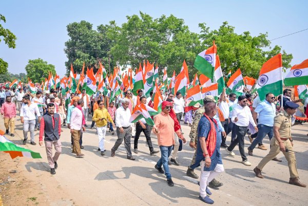 CG Photo News: तिरंगा यात्रा में CM साय हुए शामिल, कहा- ऑपरेशन सिंदूर भारतीय सेना के शौर्य और पराक्रम का प्रतीक है...