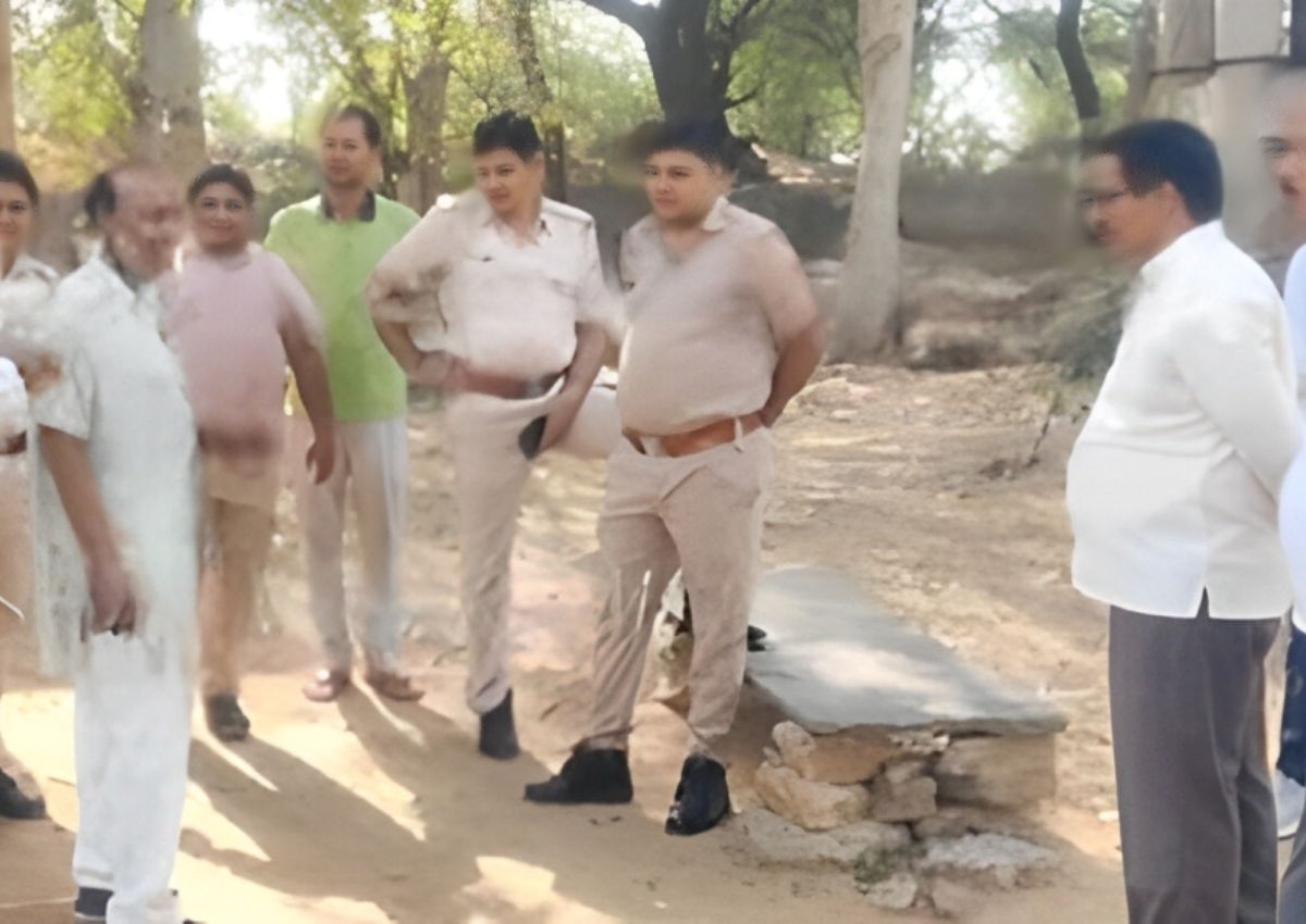 Rajasthan: नशे में मिला पंप हाउस का कर्मचारी, लोगों ने पूछा तो बोला- शराब पी रखी
है और पीकर ही आऊंगा