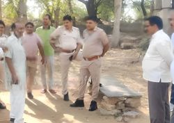 Rajasthan: नशे में मिला पंप हाउस का कर्मचारी, लोगों ने पूछा तो बोला- शराब पी रखी
है और पीकर ही आऊंगा - image