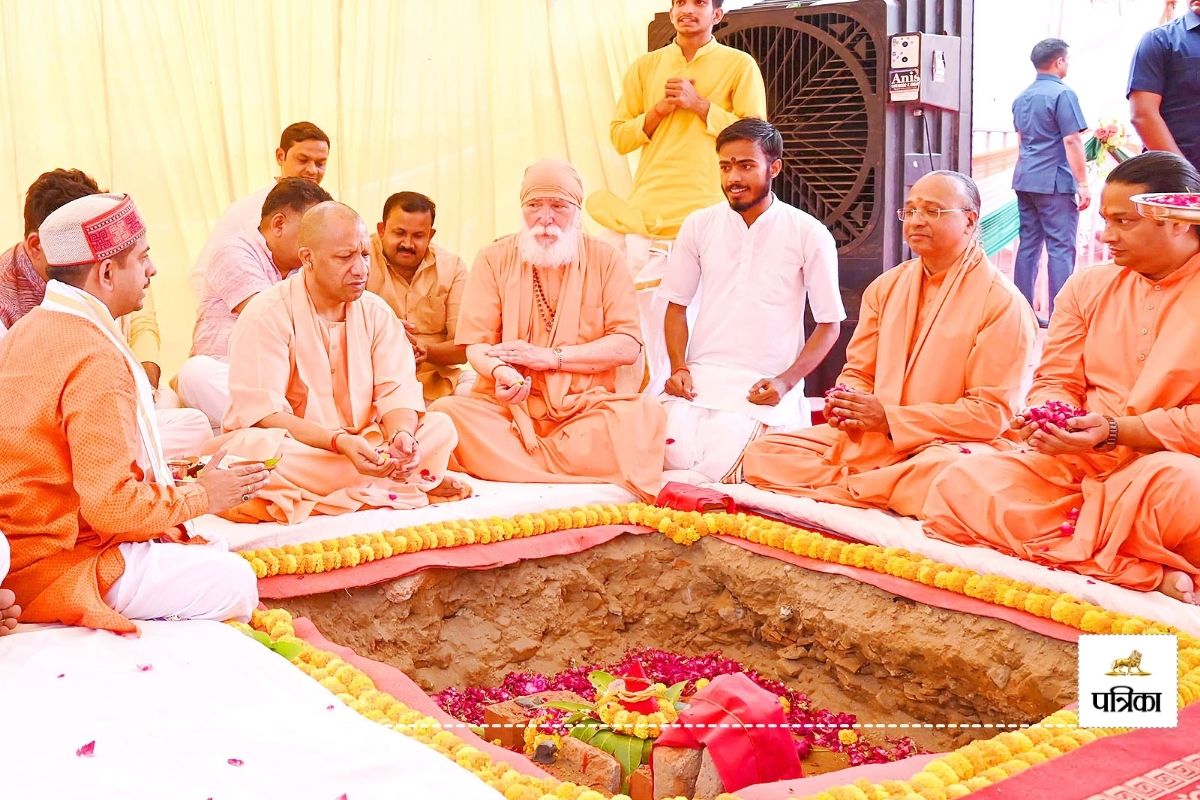 गोरखपुर में गरजे CM Yogi, कहा- लखनऊ से ब्रह्मोस फिट करेंगे तो दुश्मन के आका भी
कांप जाएंगे  - image