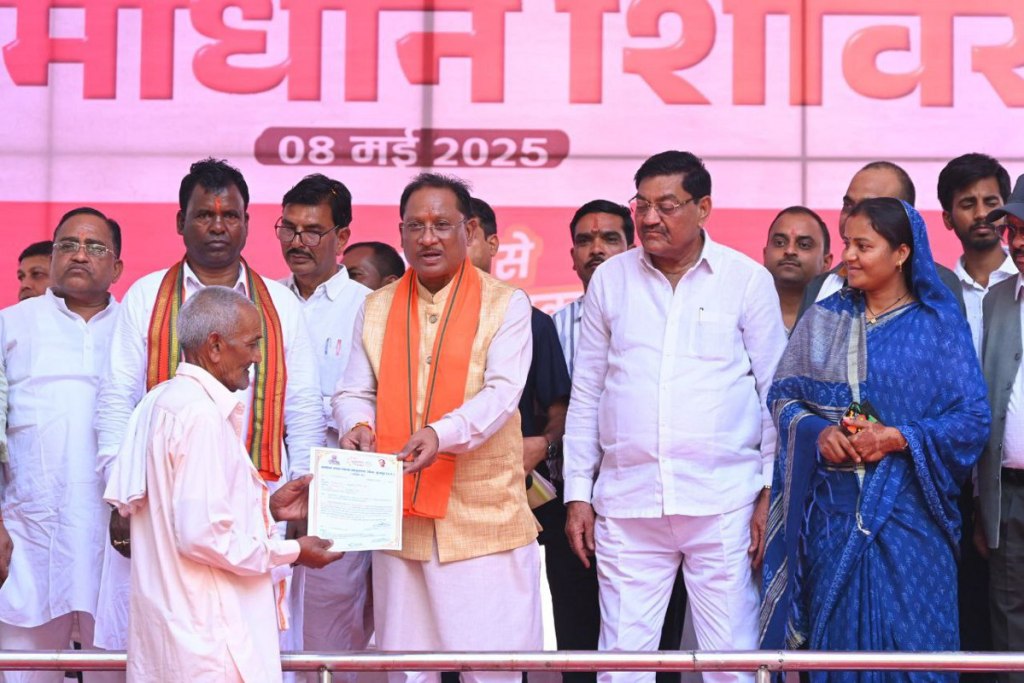 CM in Sushasan Tihar: पटना में उतरे मुख्यमंत्री, समाधान शिविर में 15 पंचायत के लोगों से किया सीधा संवाद, दी खुशियों की चाबी