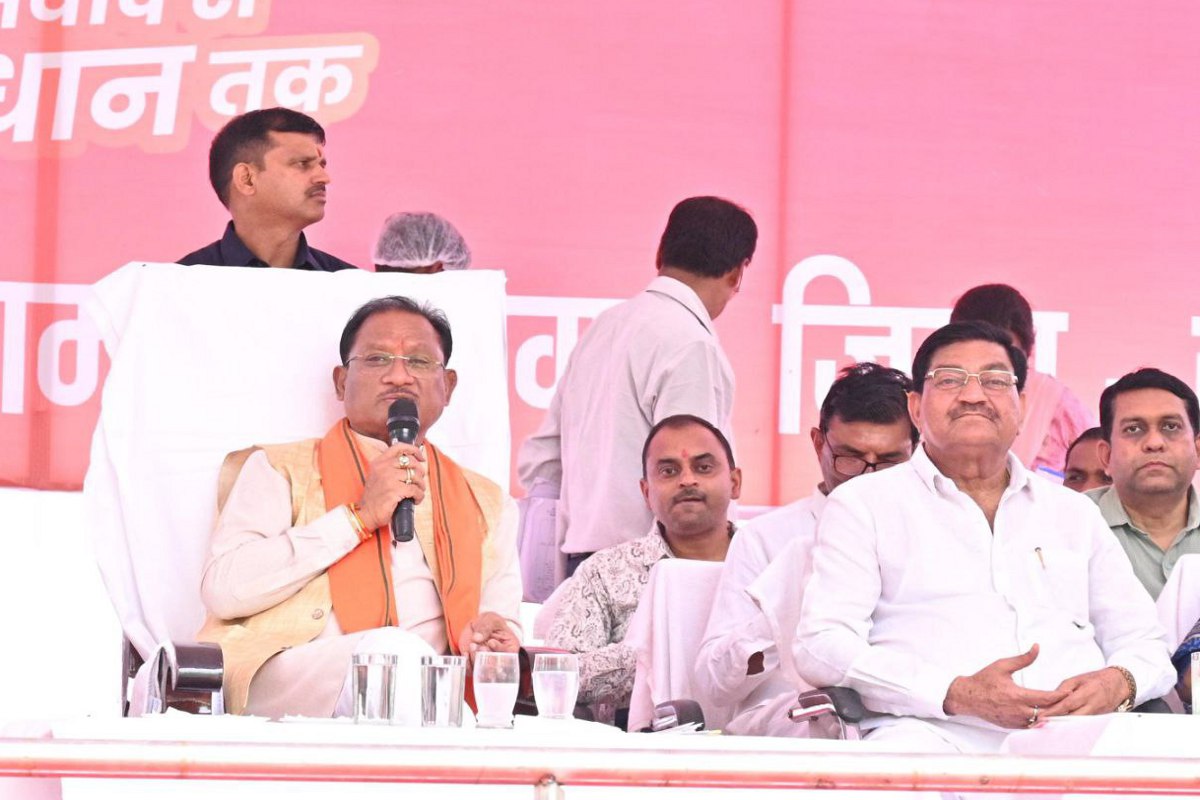 CM in Sushasan Tihar: पटना में उतरे मुख्यमंत्री, समाधान शिविर में 15 पंचायत के
लोगों से किया सीधा संवाद, दी खुशियों की चाबी