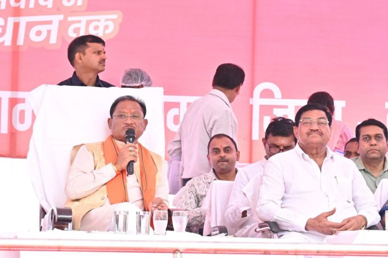 CM in Sushasan Tihar: पटना में उतरे मुख्यमंत्री, समाधान शिविर में 15 पंचायत के लोगों से किया सीधा संवाद, दी खुशियों की चाबी