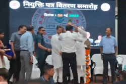 सीएम नीतीश कुमार ने फिर की चौंकाने वाली हरकत, देना था हाथ में, मुख्य सचिव के सर
पर धर दिया गमला, VIDEO वायरल - image