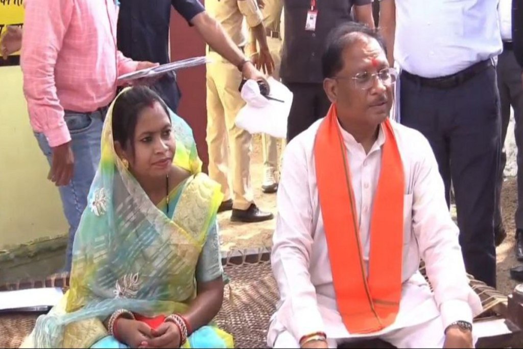 Sushasan Tihar: एमसीबी व कोरिया में उतरा सीएम का हेलीकॉप्टर, चारपाई पर बैठकर ग्रामीणों से किया संवाद, कही ये बातें
