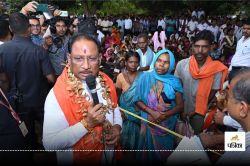 Sushasan Tihar: हरगवां में उतरा CM का हेलीकॉप्टर, ग्रामीणों ने पहनाई सरई फूल की
माला, भेंट की चटाई - image