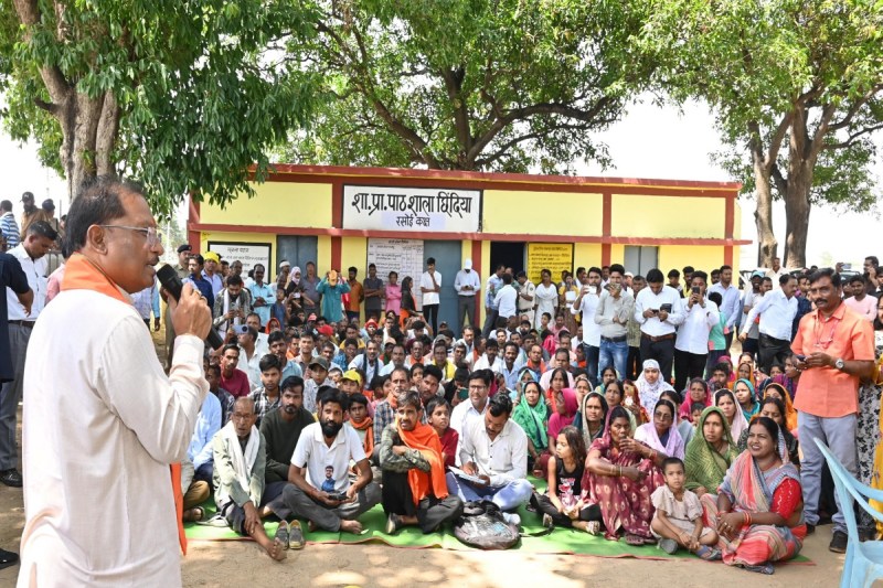 Sushasan Tihar: एमसीबी व कोरिया में उतरा सीएम का हेलीकॉप्टर, चारपाई पर बैठकर ग्रामीणों से किया संवाद, कही ये बातें