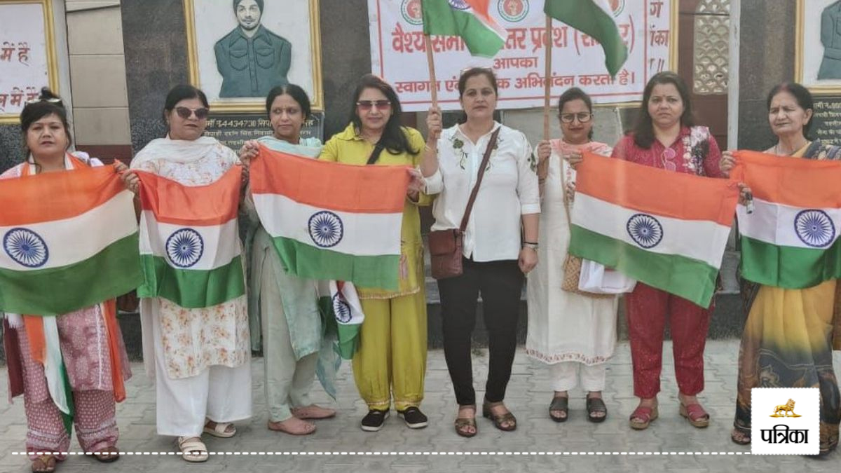 Operation Sindoor: ऑपरेशन सिंदूर की सफलता पर जश्न, गांधी समाधि स्थल पर तिरंगा
फहराकर सेना को किया नमन