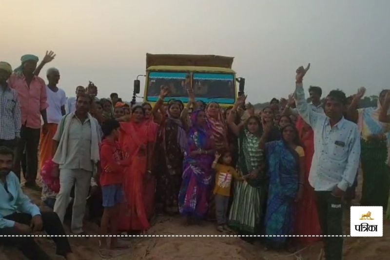 CG News: खदान बंद कराने निकले ग्रामीण, पुलिस-प्रशासन ने रोक कर कहा.. जानें पूरा मामला