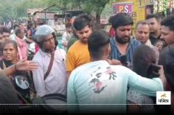 बेटे को गर्लफ्रेंड के साथ चाऊमीन खाते देख भड़की मां, बीच चौराहे चप्पलों से पीटा,
बाल पकड़ प्रेमिका को भी घसीटा - image